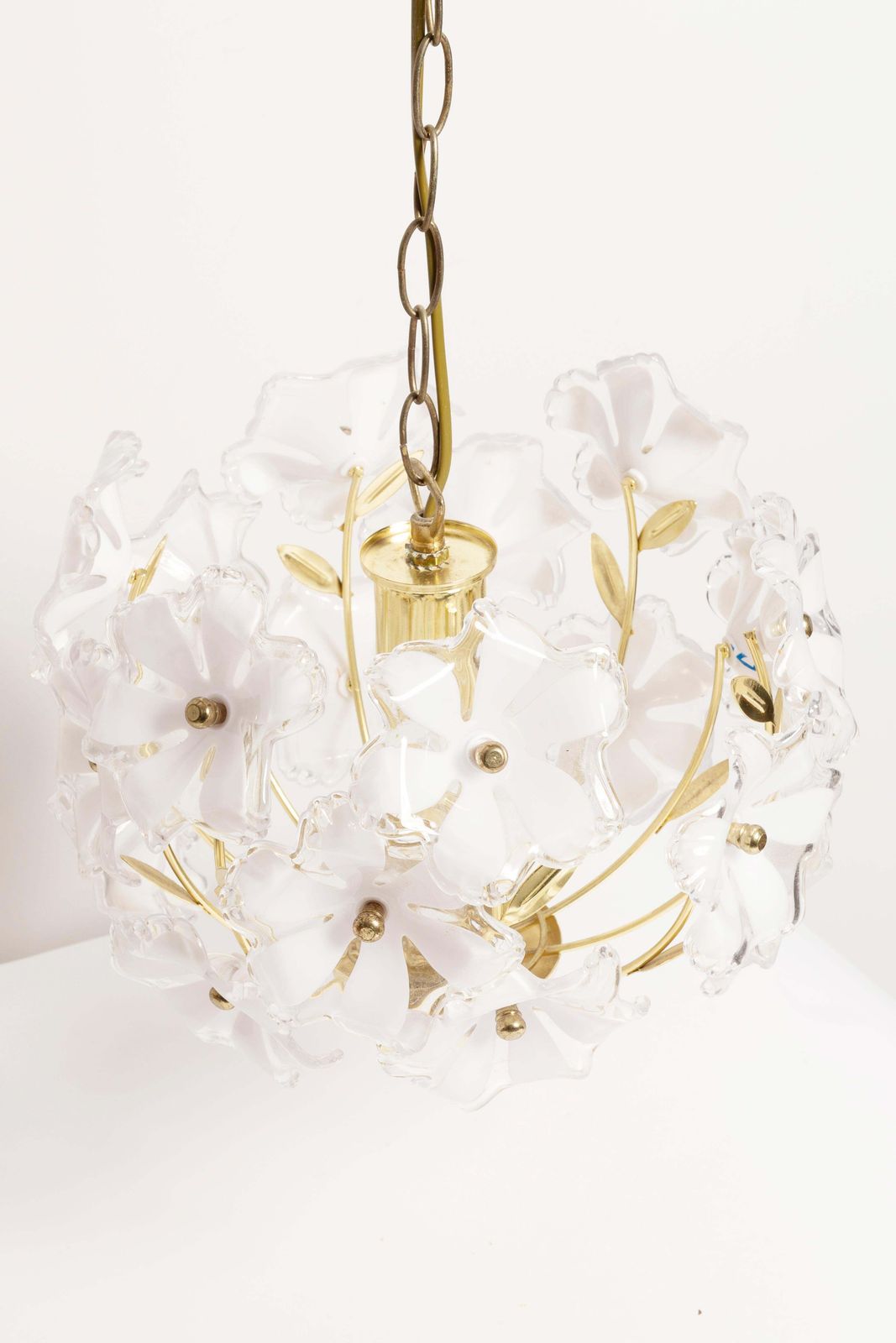 photo furniture Mid Century, Hollywood Regency Medium Ceiling Lamp, White Flowers, Italy, 1960s