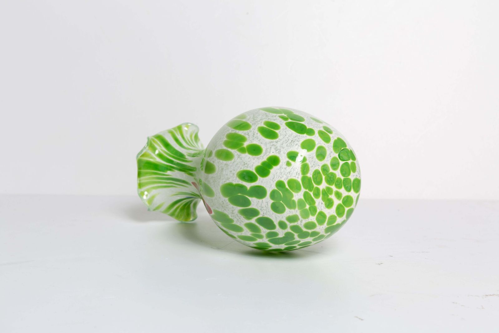 Woonaccessoires Mid Century Vintage Murano Vaasje Met Groene Stippen, Italië, Jaren 1960 photo