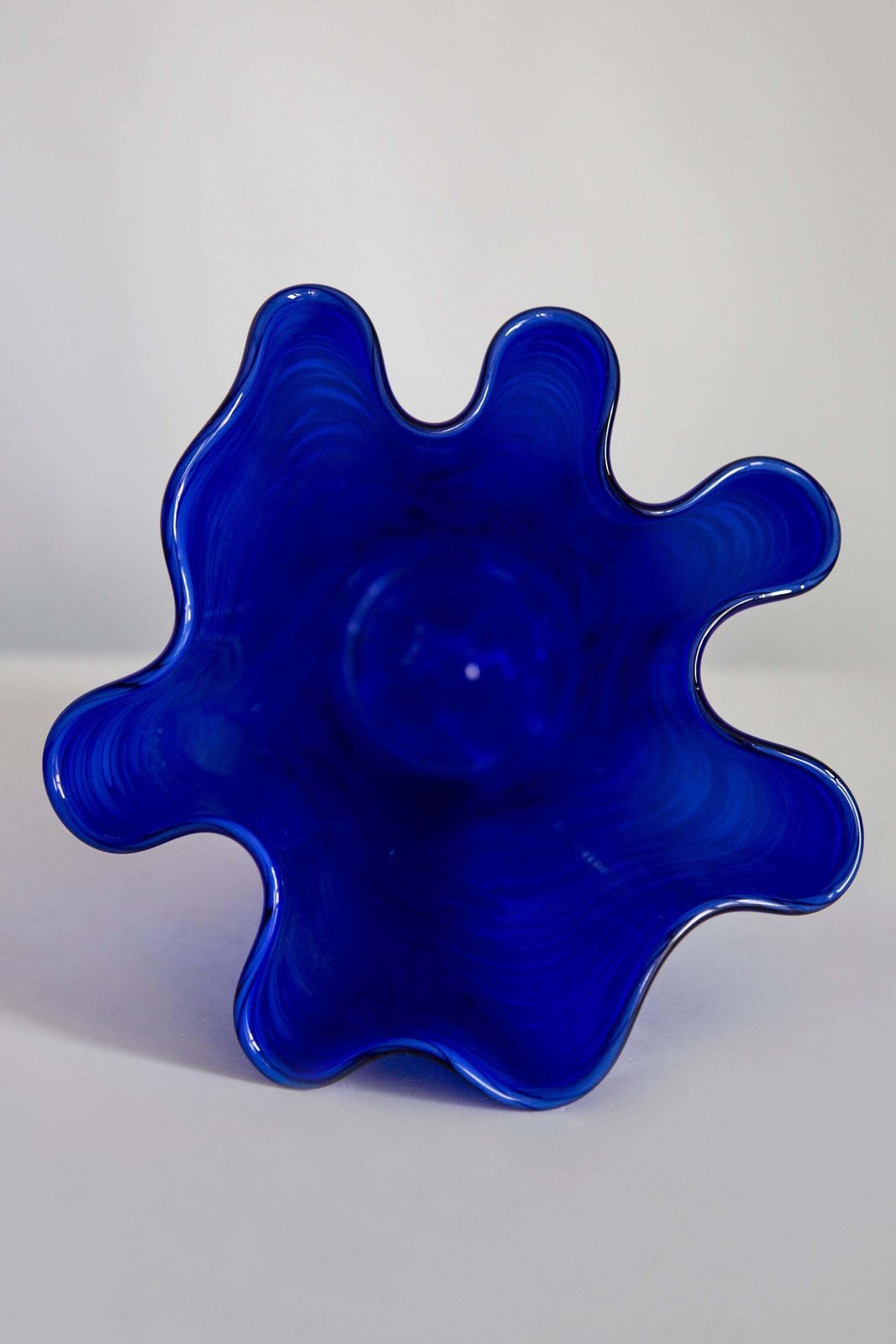 Woonaccessoires Mid Century Vintage Donkerblauwe Artistieke Glazen Vaas, Europa, Jaren 1970 photo