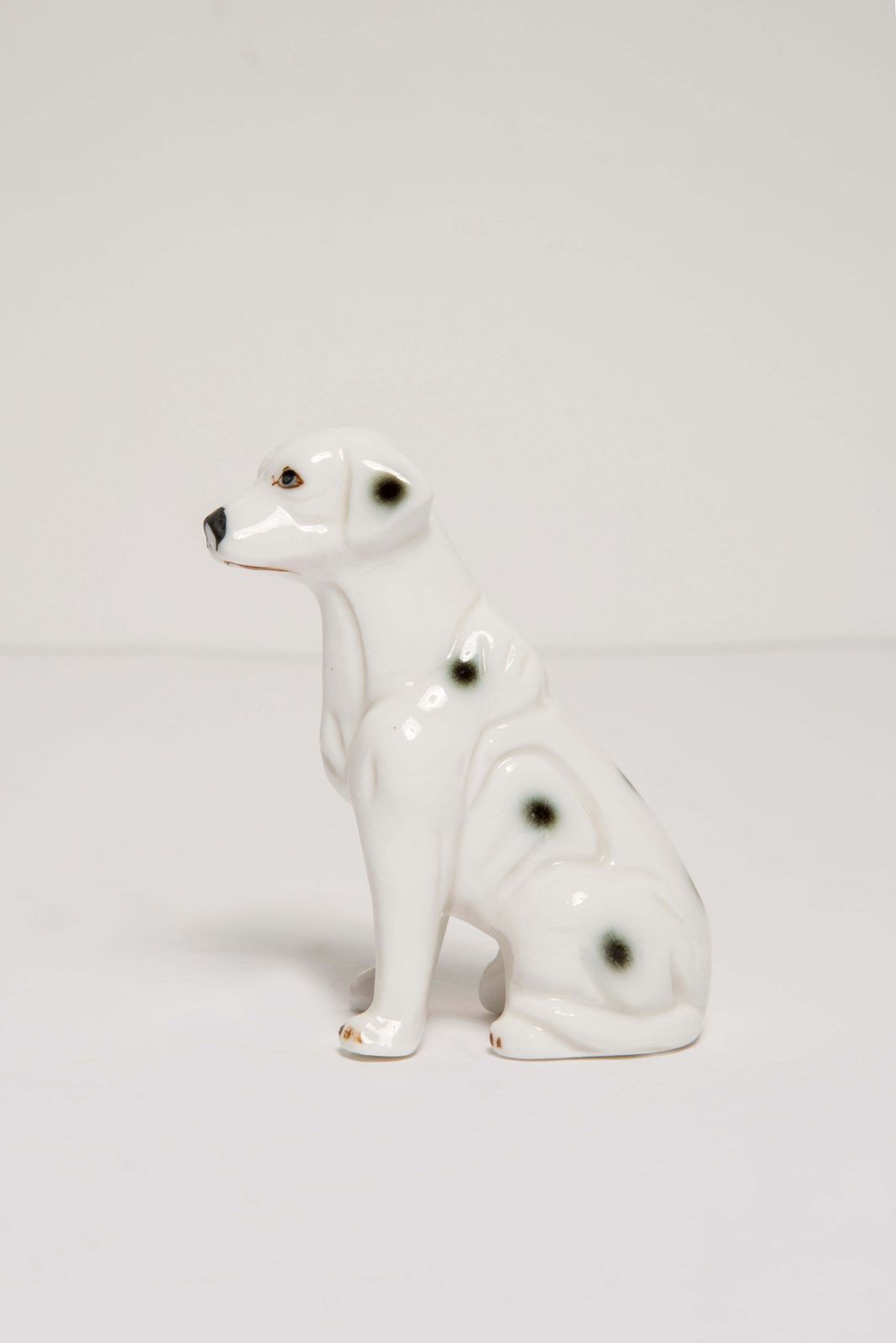 Miniatuur sculptuur van een witte Dalmatische hond, keramiek, Italië, jaren 1960 photo Kunst