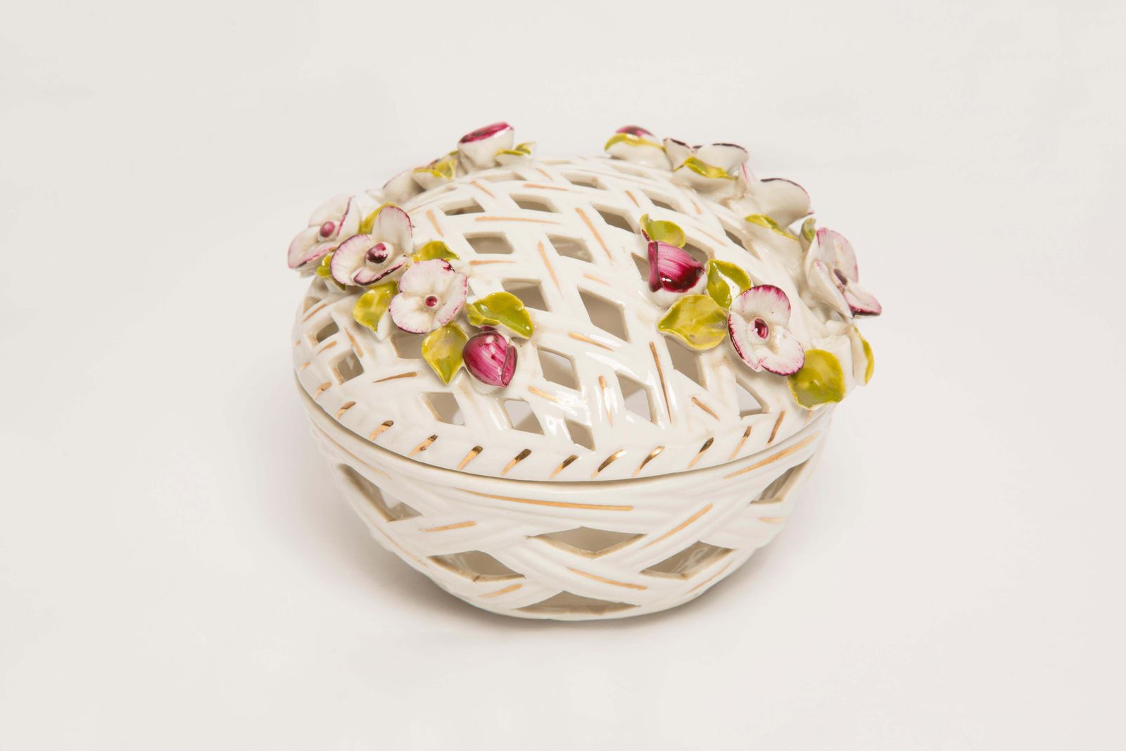 Midcentury Porcelain Roses Casket, Cigarette Case, Or Jewelry Box, Italy, 1960s photo vinterior