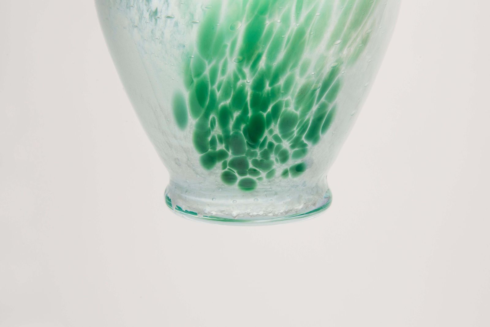 photo vinterior Mid Century Vintage White And Green Small Murano Vase, Italy, 1960s