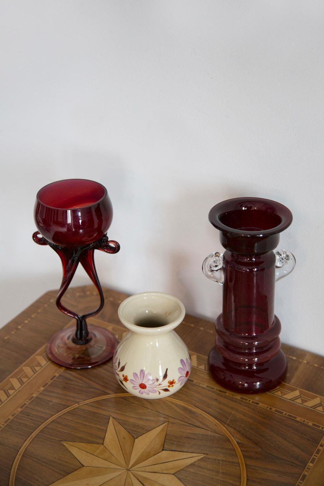 Mid Century Vintage Donkerrood Artistiek Glazen Vaas, Kandelaar, Europa, Jaren 1970 photo Woonaccessoires