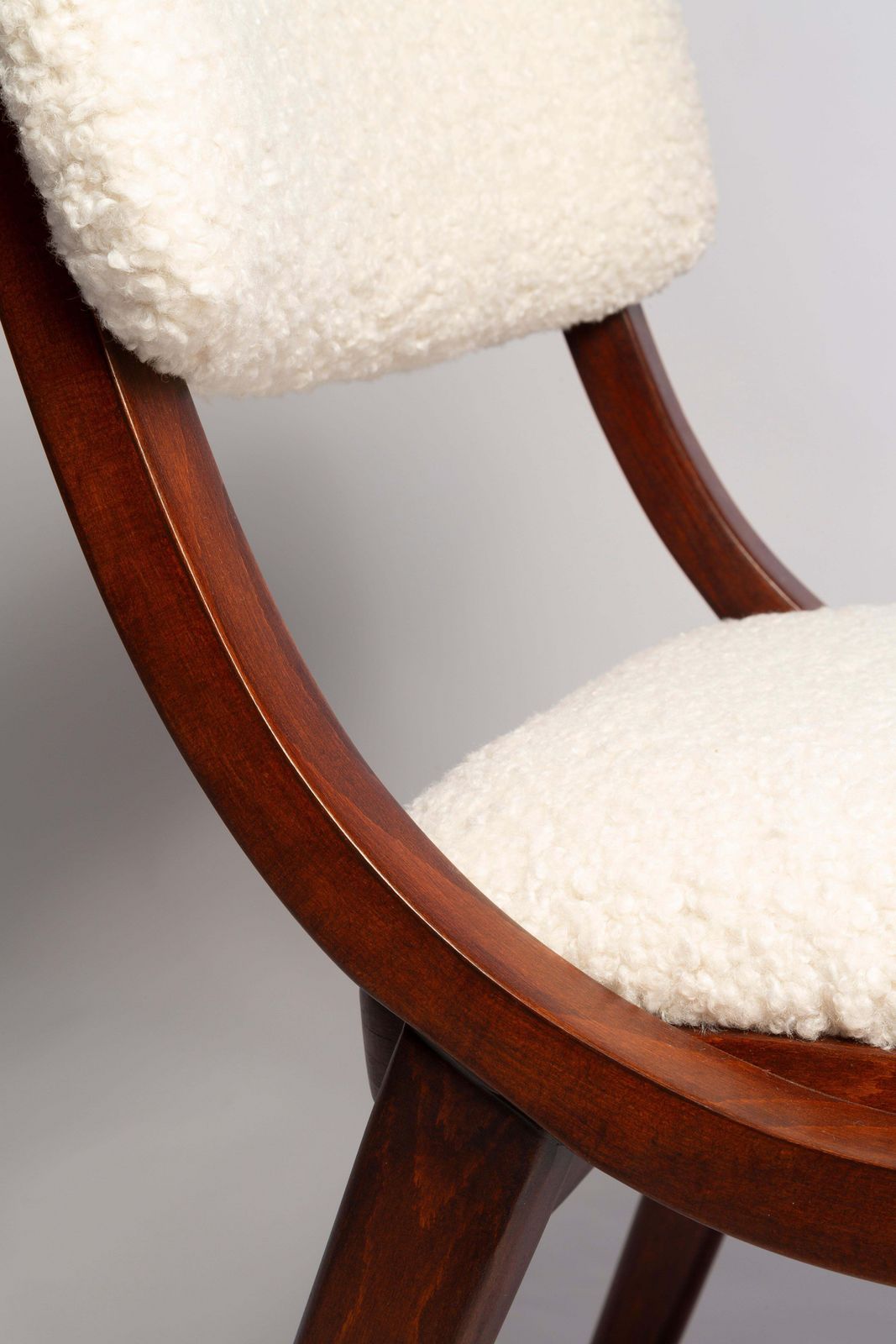 photo for sale Mid Century Modern Bumerang Chair, Lichtcrème Witte Bouclé, Polen, Jaren 1960