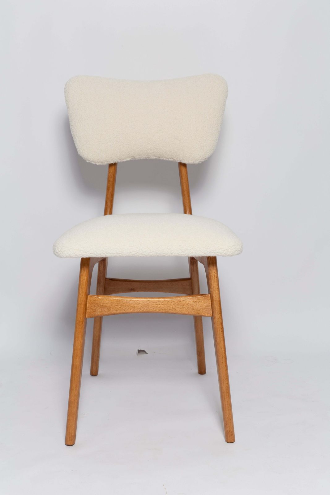 photo furniture Mid Century Butterfly Chair, Light Ivory Boucle, Light Oak Wood, Europe, 1960s