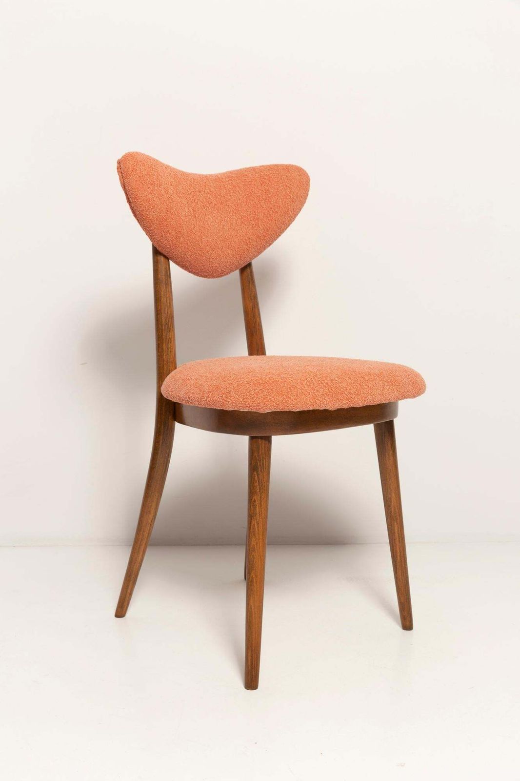 photo furniture Vintage Oranje Fluwelen Stoel Met Hartvorm, Europa, Ca. Jaren 1960