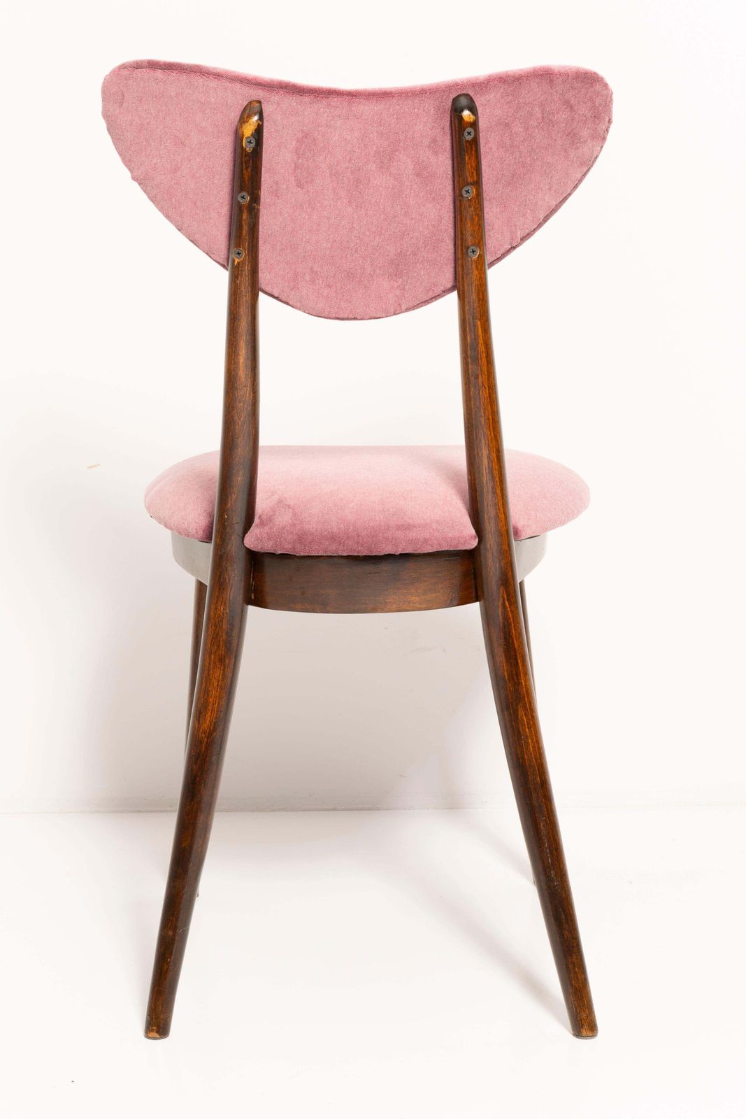 photo furniture Mid Century Violet Bordeaux Hart Katoenen Fluwelen Stoel, Europa, Jaren 1960
