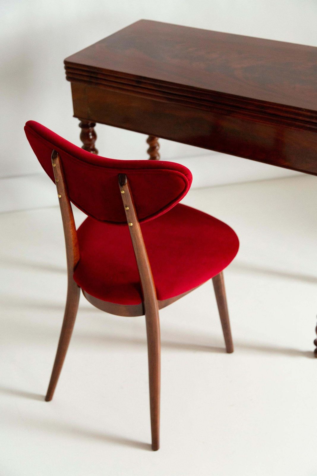 Mid Century Rode Velours, Walnouthout, Hartstoel, Polen, Jaren 1960 photo furniture