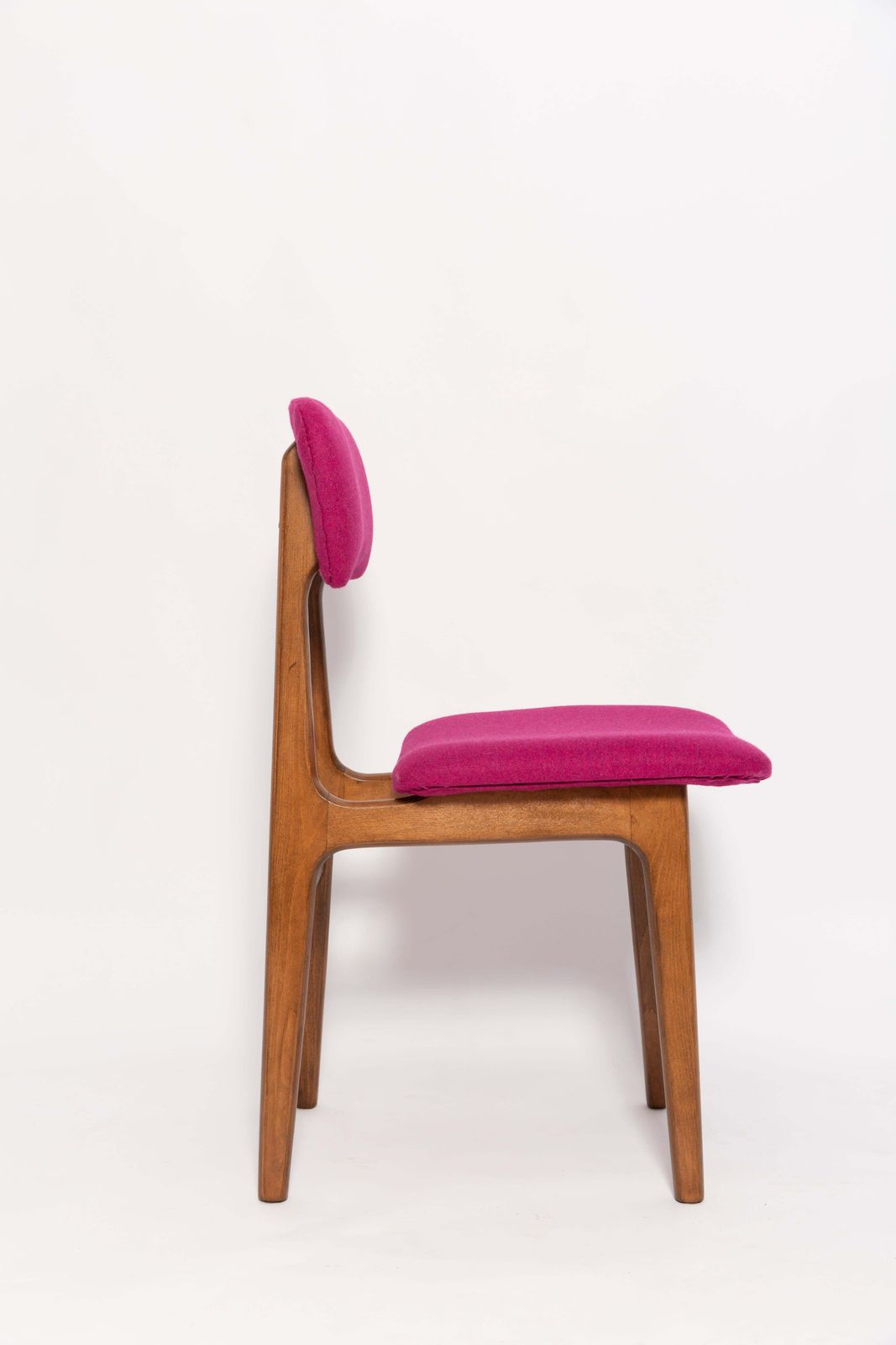 Mid Century Fuchsia Roze Wollen Stoel, Walnoothout, Rajmund Halas, Europa, Jaren 1960 photo Meubels