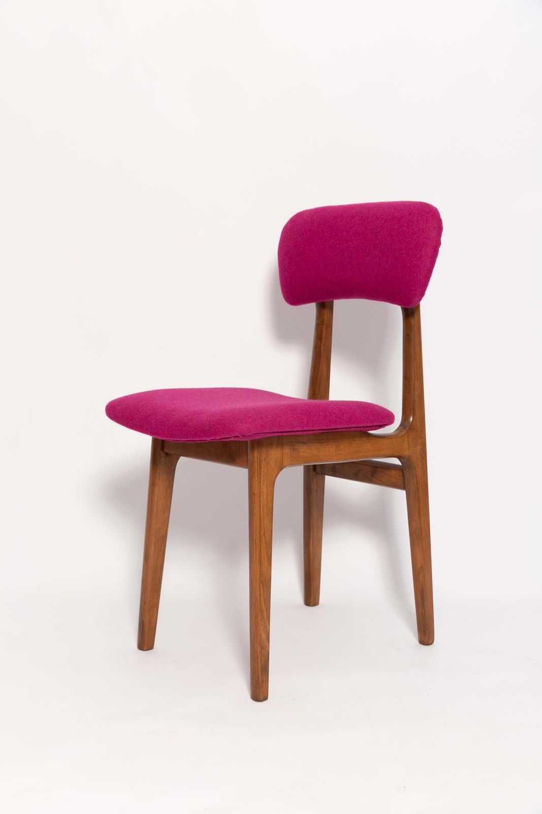 photo furniture Mid Century Fuchsia Roze Wollen Stoel, Walnoothout, Rajmund Halas, Europa, Jaren 1960