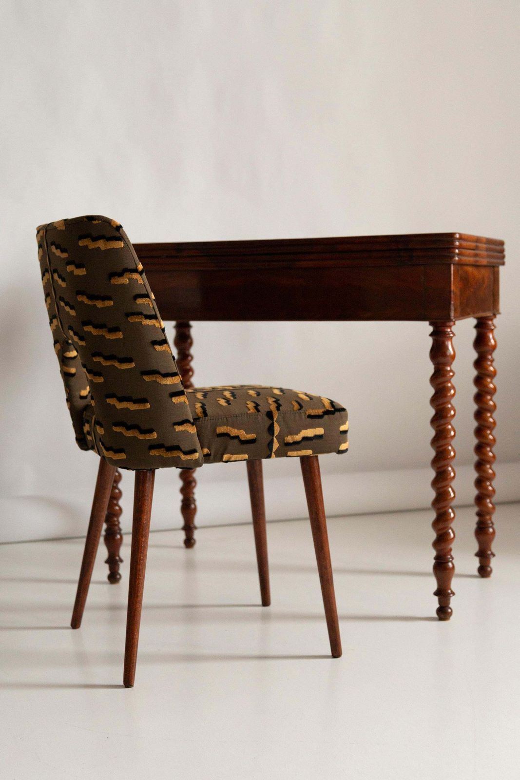 Mid-Century bruine Tiger Beat Jacquard velours stoel met schelpvormige rugleuning, Europa, jaren 1960 photo furniture
