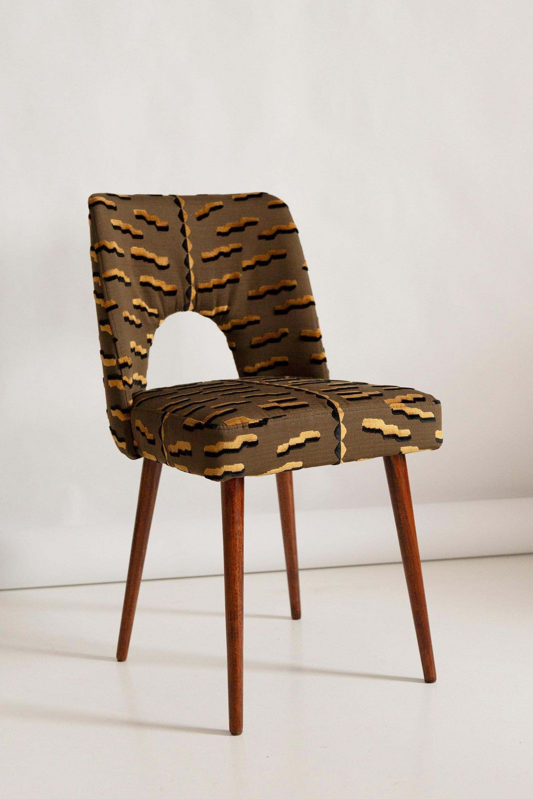 Mid-Century bruine Tiger Beat Jacquard velours stoel met schelpvormige rugleuning, Europa, jaren 1960 photo buy