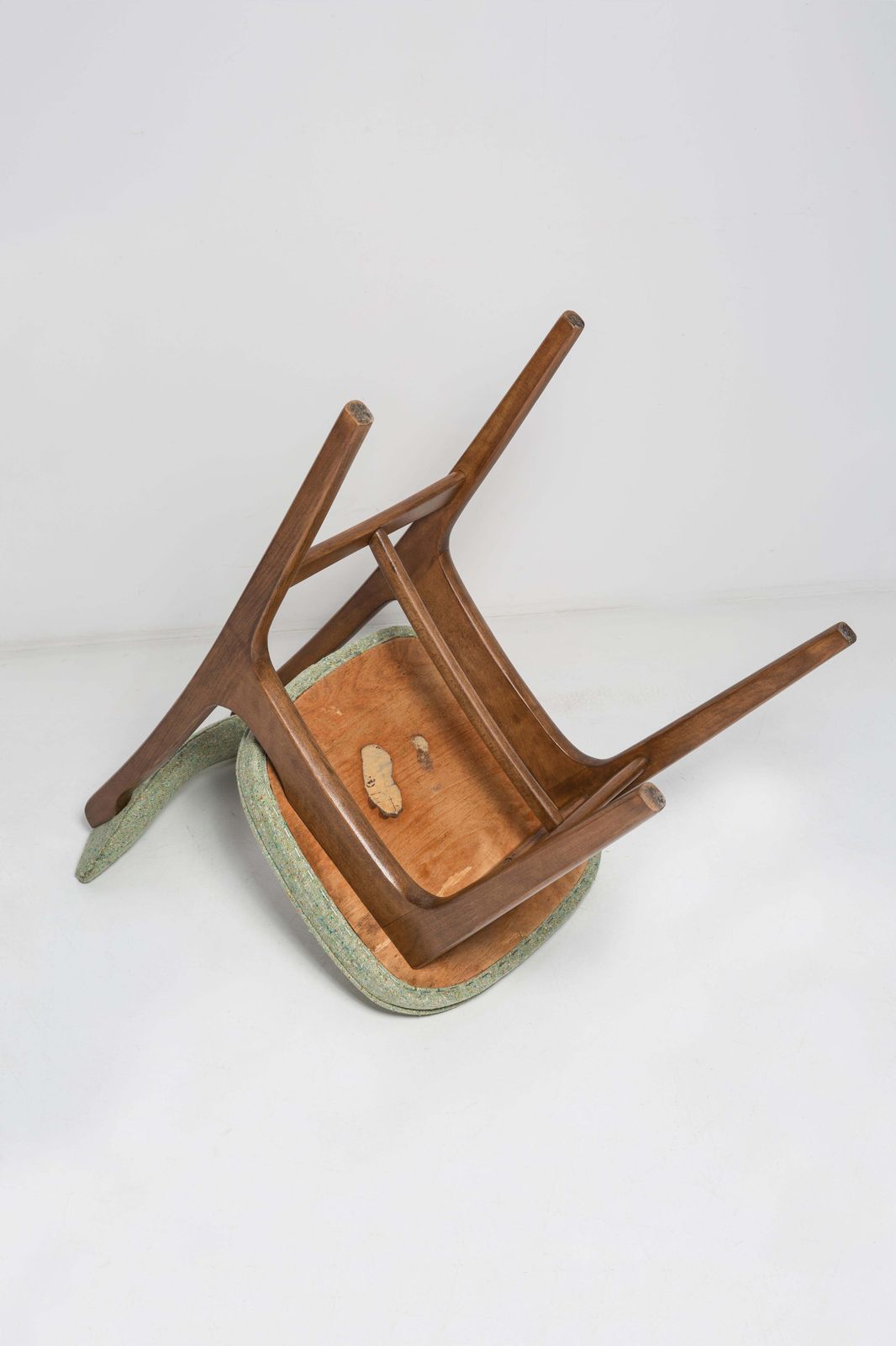 photo furniture Mid Century Fauteuil In Appelgroen Wol, Walnoothout, Rajmund Halas, Polen, Jaren 1960