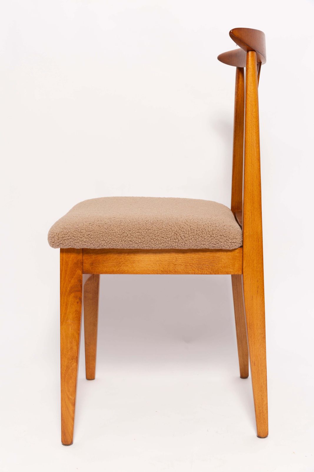Mid Century Latte Bouclé Fauteuil, Medium Hout, M. Zielinski, Europa Jaren 1960 photo for sale