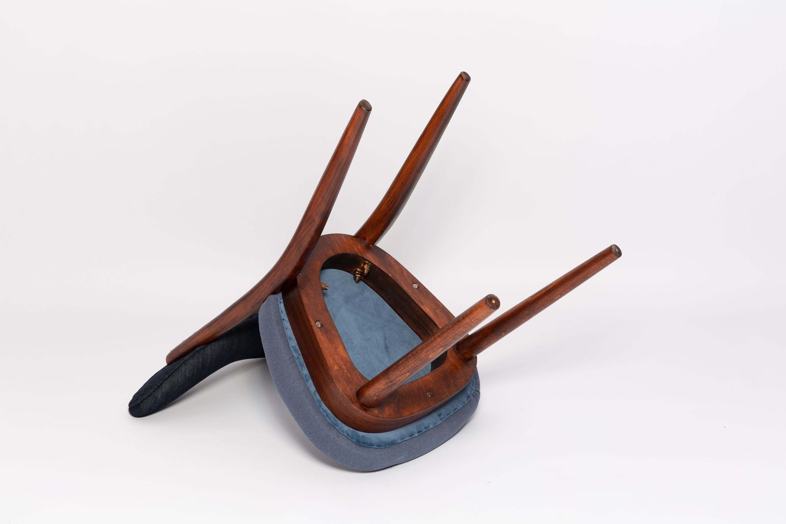 photo for sale Mid Century Fauteuil Met Hartvormige Zitting, Medium En Donkerblauw Denim, Europa, Ca. Jaren 1960