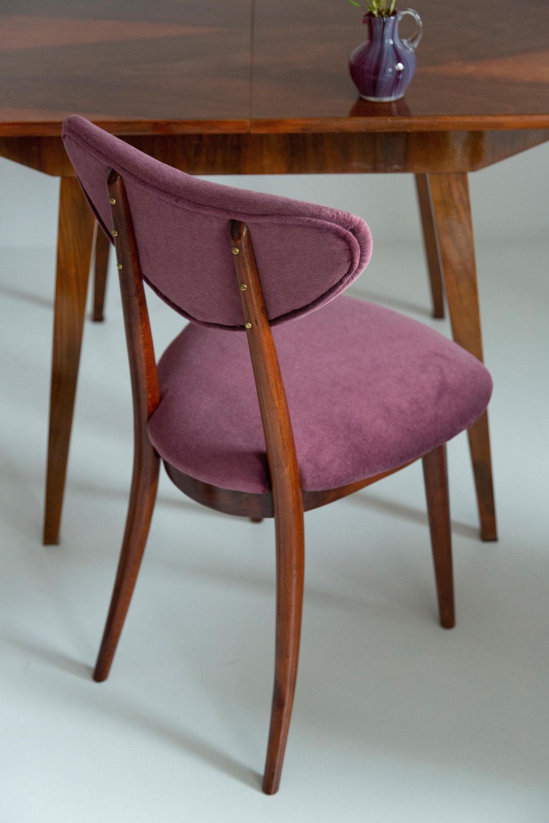 Mid Century Pruimviolet Fluwelen Hartvormige Stoel, Europa, Ca. Jaren 1960 photo 510.0