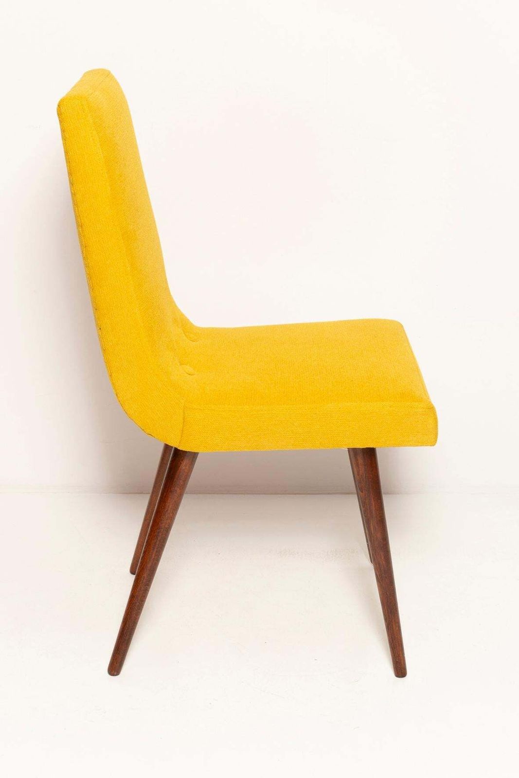 photo furniture Mid Century Mosterdgele Wollen Stoel, Rajmund Halas, Europa, Jaren 1960