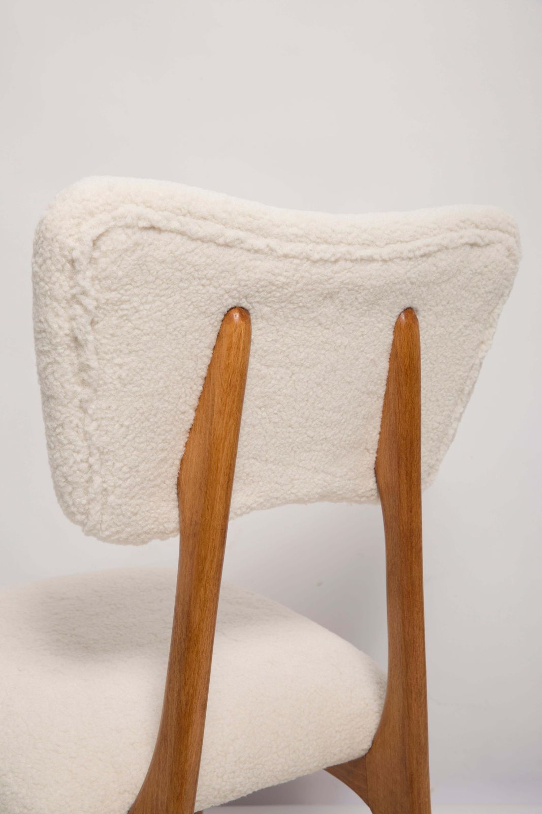 photo furniture 20th Century Light Crème Boucle Oak Wood Butterfly Chair, Europe, 1960