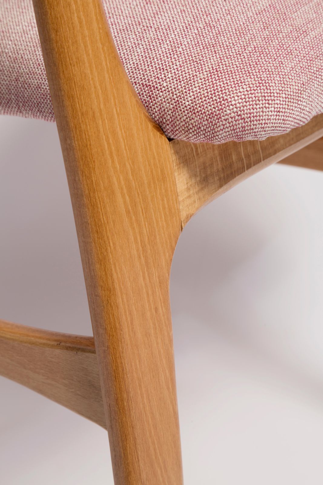 photo furniture Mid Century Vlindermodel Eetkamerstoel, Roze Linnen, Licht Hout, Europa, Jaren 1960