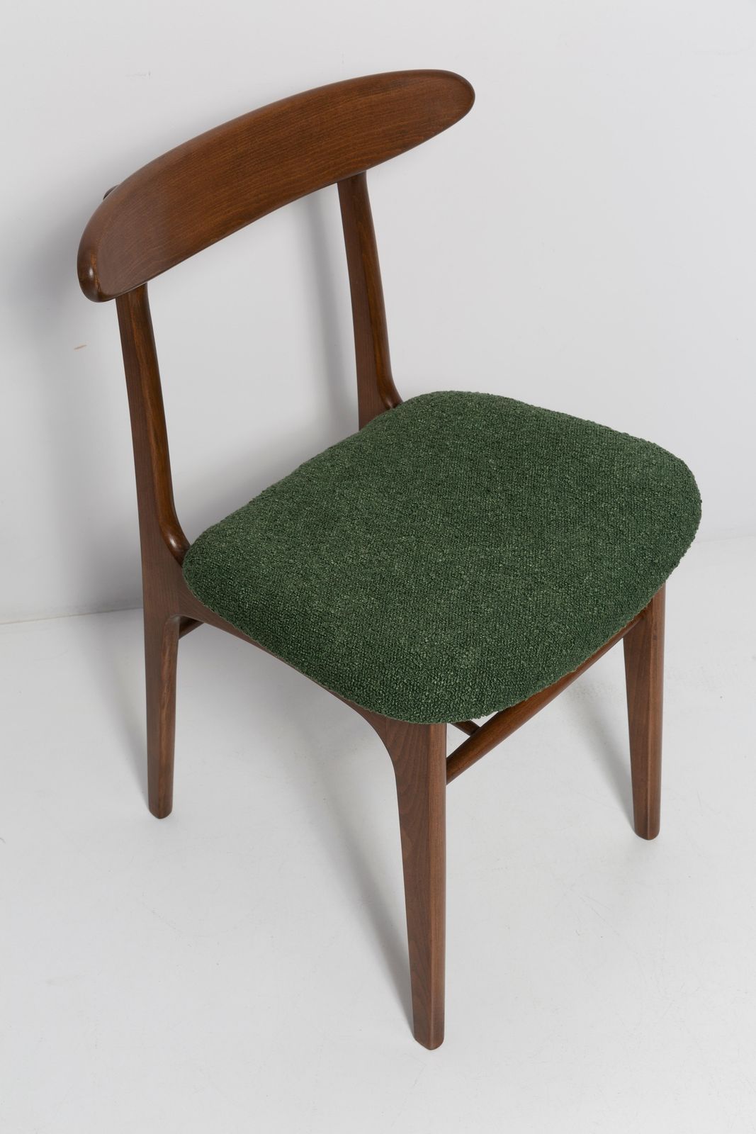 Mid Century Groene Bouclé Fauteuil, Walnouthout, Rajmund Halas, Polen, Jaren 1960 photo Meubels