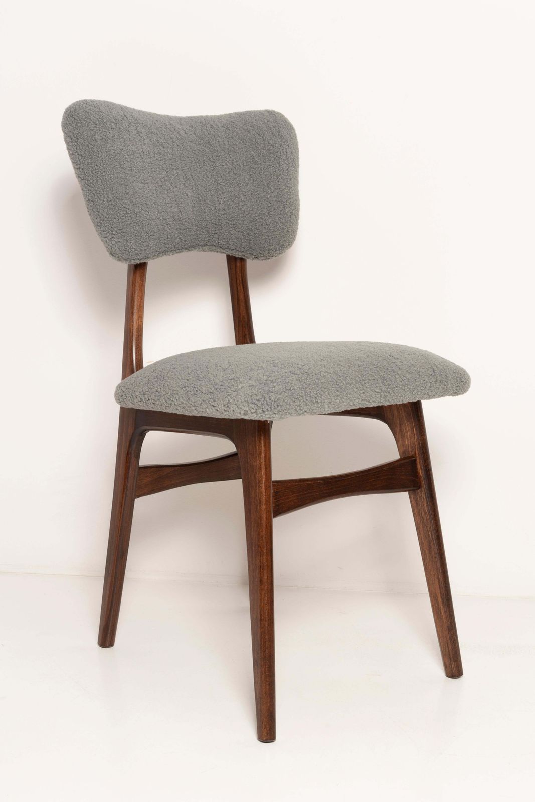 Mid Century Butterfly Eetkamerstoel, Grijs Bouclé, Donker Walnootkleurig Hout, Europa, Ca. Jaren 1960 photo furniture