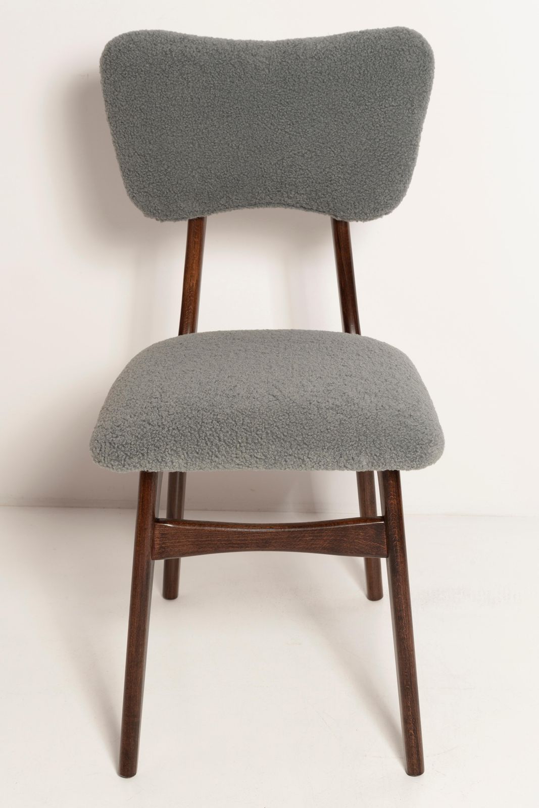 Mid Century Butterfly Eetkamerstoel, Grijs Bouclé, Donker Walnootkleurig Hout, Europa, Ca. Jaren 1960 photo vintage