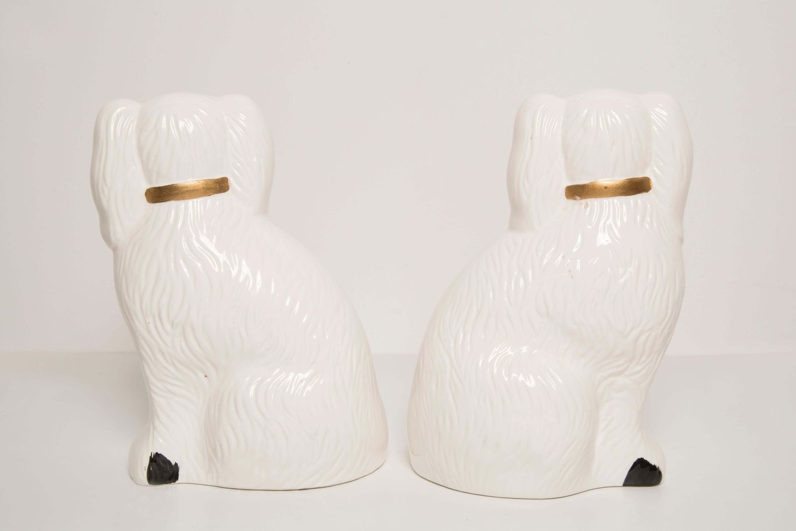 Paar Mid Century Witte Spaniël Honden Sculpturen, Staffordshire, Engeland, Ca. Jaren 1960 photo vinterior