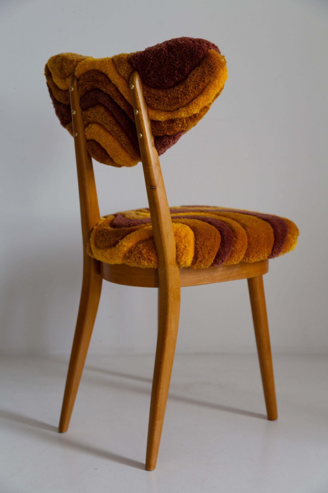 Mid Century Hartvormige Stoel Met Handgeknoopt Wol, Europa, Polen, Ca. Jaren 1960 photo vintage