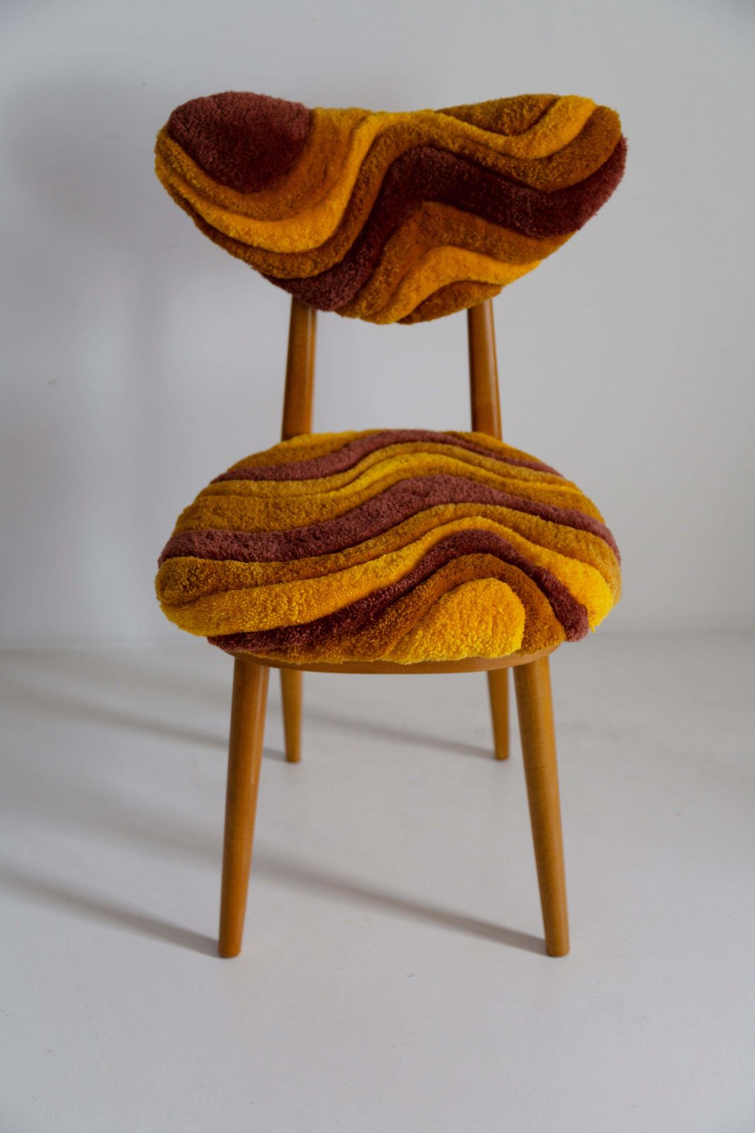 Meubels Mid Century Hartvormige Stoel Met Handgeknoopt Wol, Europa, Polen, Ca. Jaren 1960 photo