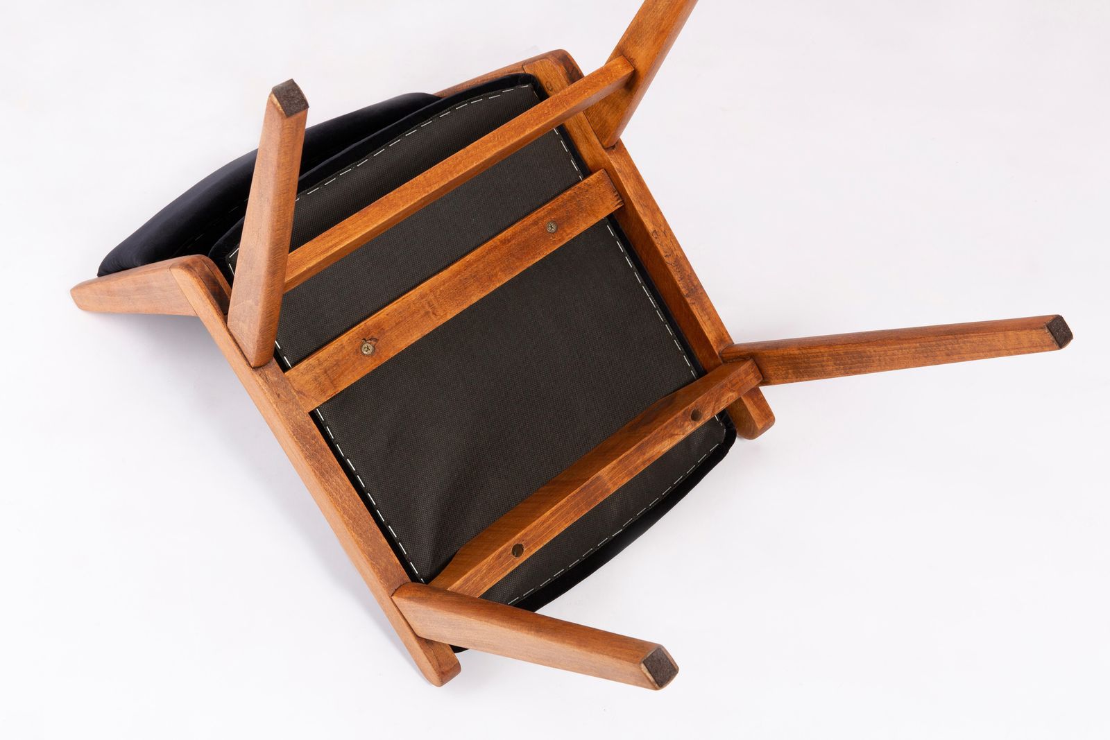 Meubels Set Van Twee 20e Eeuwse Stoelen Met Zwart Rood Fluweel, Polen, Jaren 1960 photo