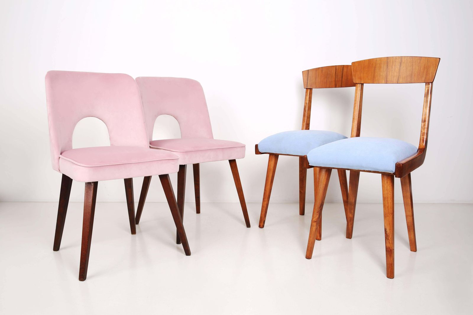 Set Van Twee Babyroos Fluwelen Stoelen Met Schelpvormige Rugleuning, Europa, Ca. Jaren 1960. photo for sale