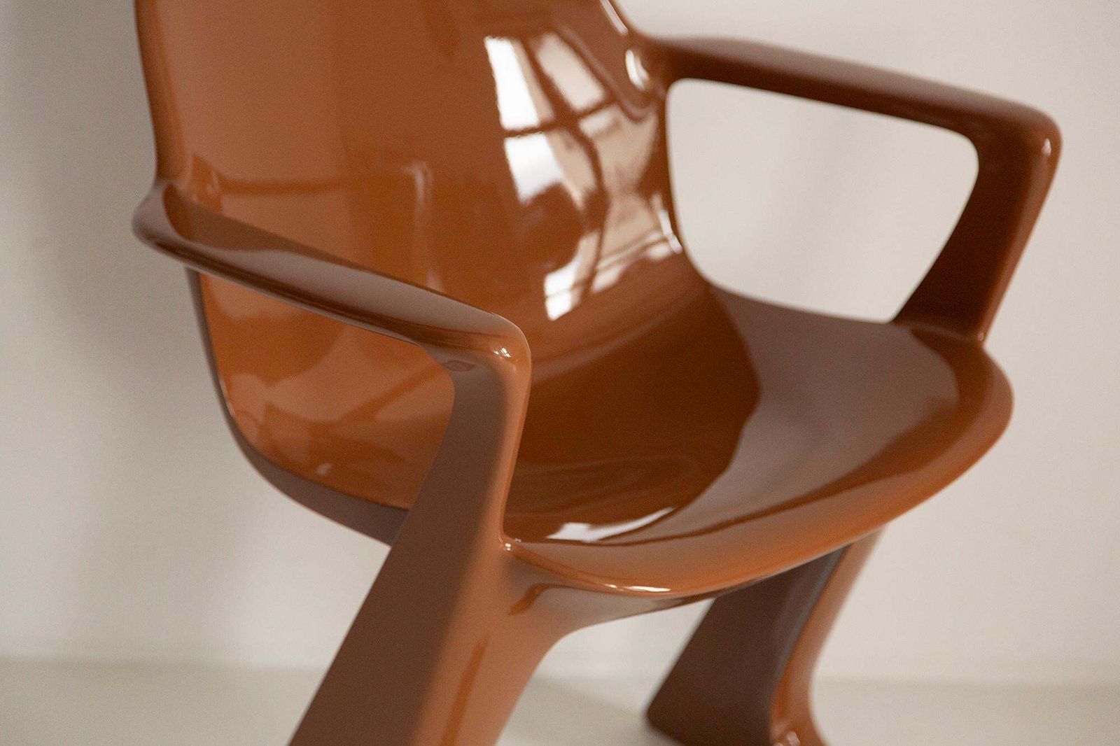 Mid Century Mocha Mousse Pantone Kangaroo Chair, Door Ernst Moeckl, Duitsland, 1968 photo Meubels