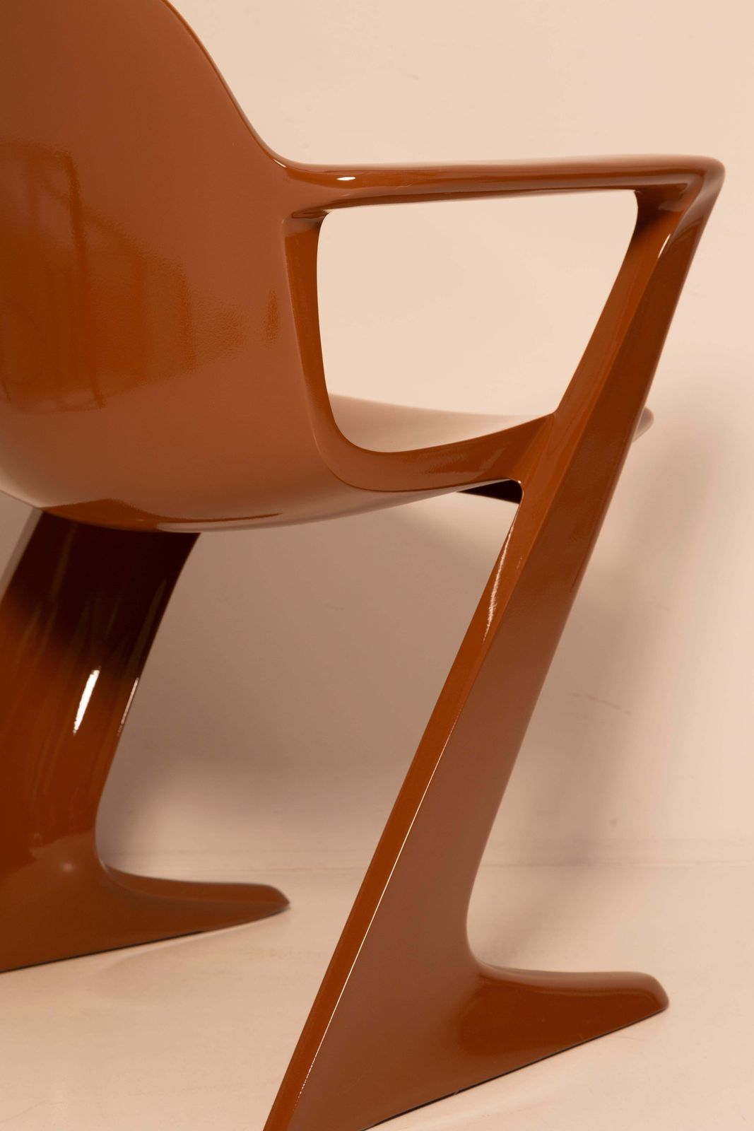 photo furniture Mid Century Mocha Mousse Pantone Kangaroo Chair, Door Ernst Moeckl, Duitsland, 1968
