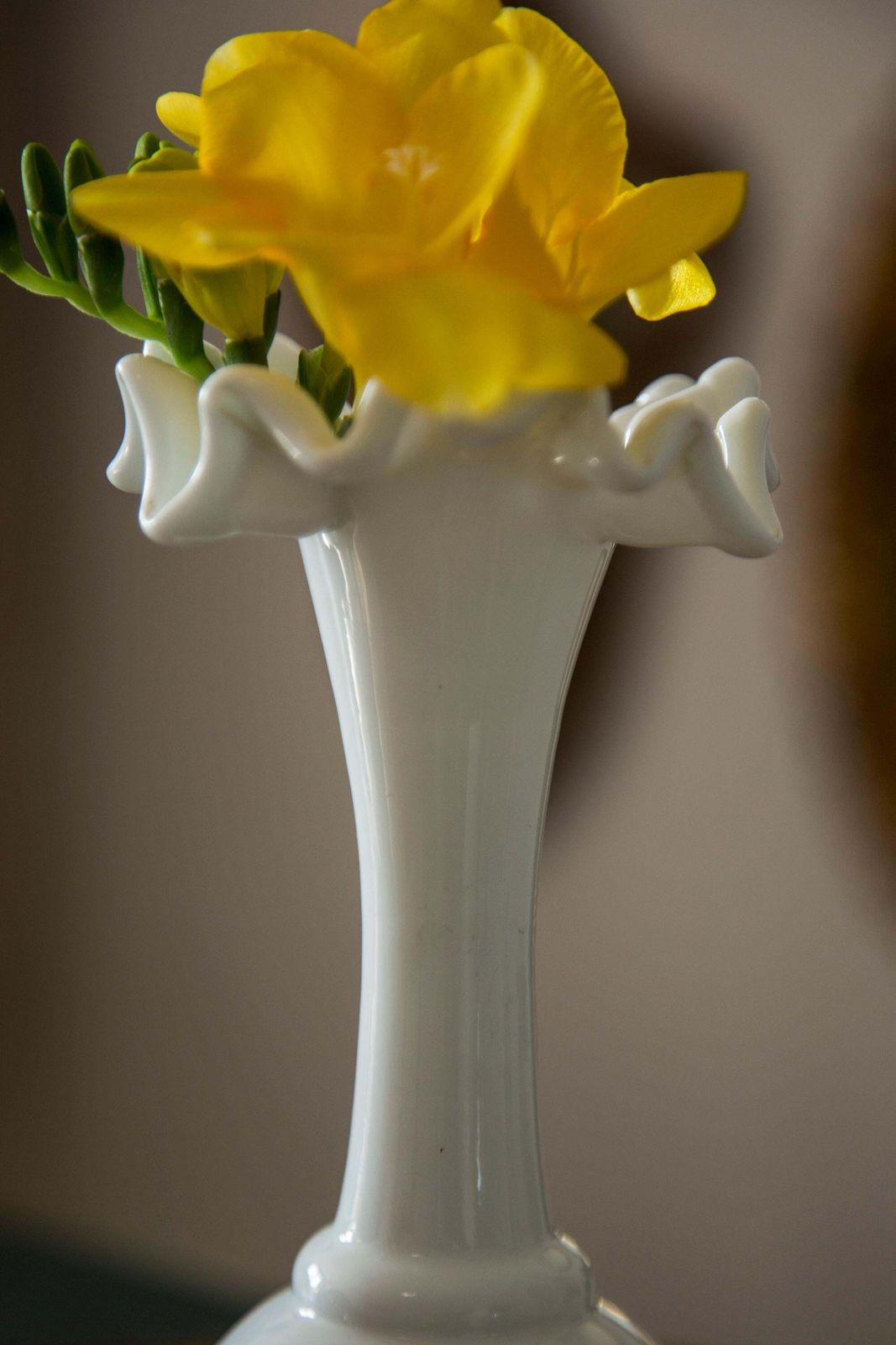 Midcentury Porcelain White Mini Vase With A Frill, Europe, 1960s photo 60.0