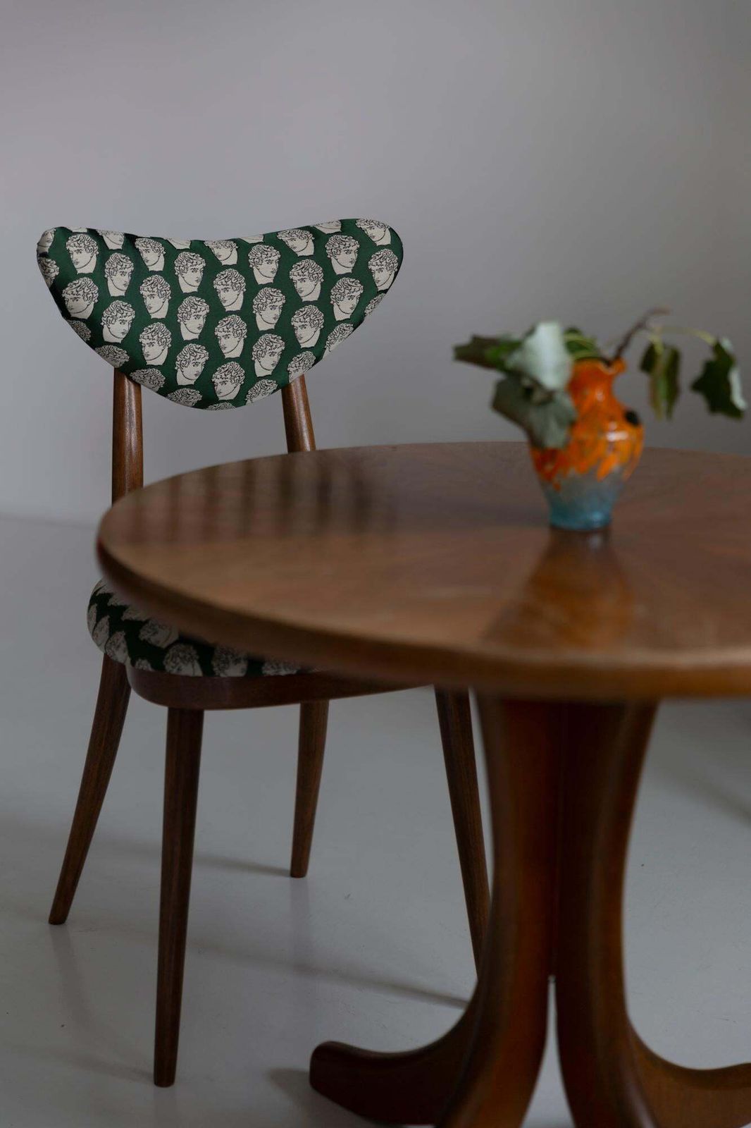 Mid Century David Print Emerald Satin, Walnoothouten Hartenstoel, Europa, Ca. Jaren 1960 photo Meubels