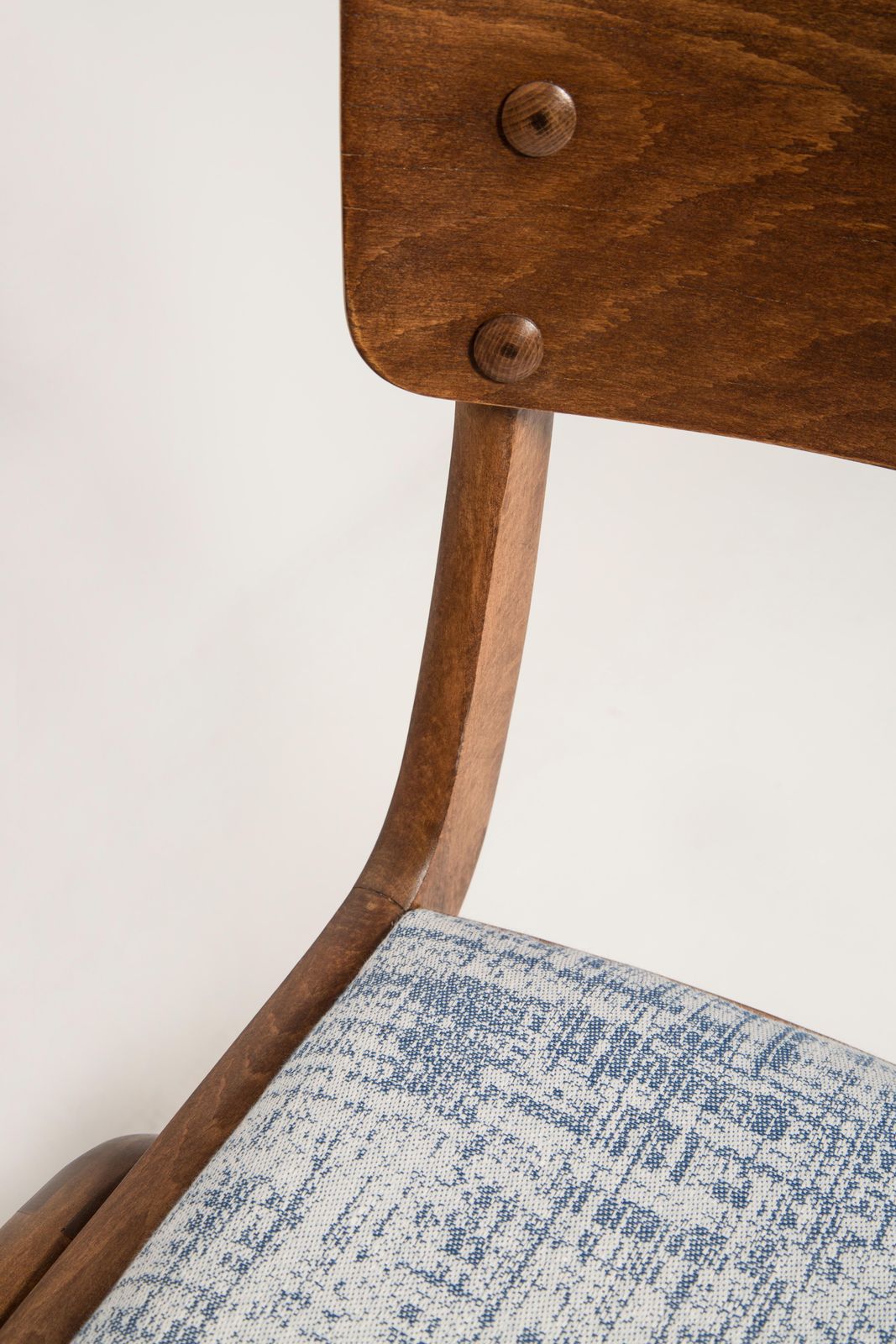 photo vintage Pair Of Midcentury White Blue Linen Boomerang Chairs, Dark Wood, Poland, 1960s