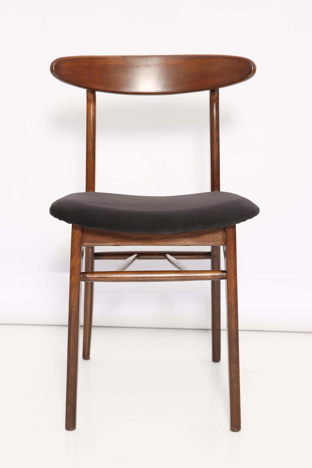 photo furniture Set Van Vier Mid Century Stoelen Met Zwart Fluwelen Bekleding, Van Rajmund Halas, Polen, Jaren 1960