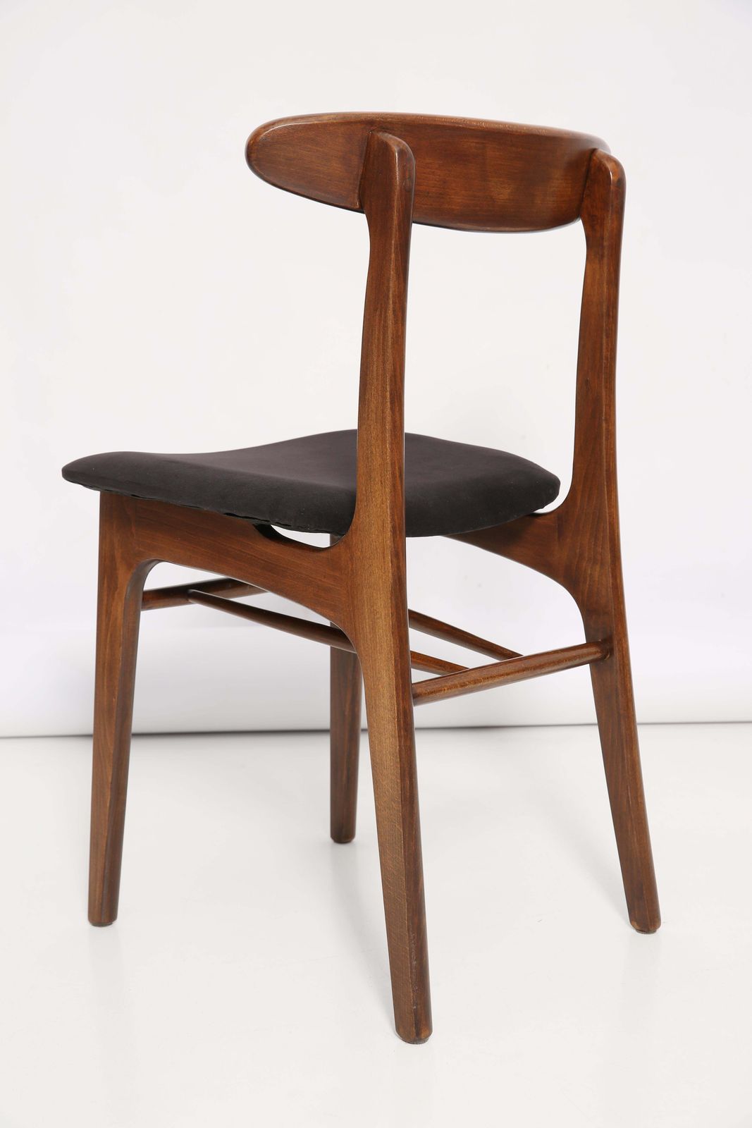 photo vinterior Set Van Vier Mid Century Stoelen Met Zwart Fluwelen Bekleding, Van Rajmund Halas, Polen, Jaren 1960