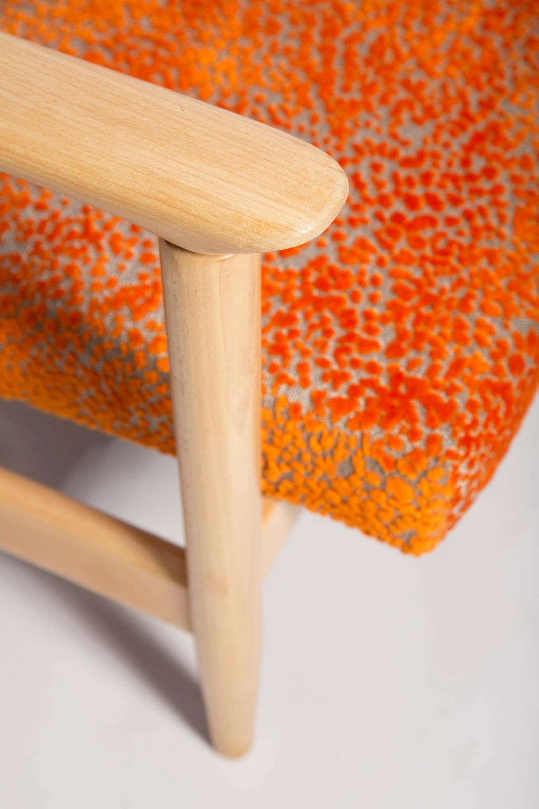 Set Van Twee Mid Century Fauteuils In Oranje Velours, Edmund Homa, Europa, Jaren 1960 photo buy
