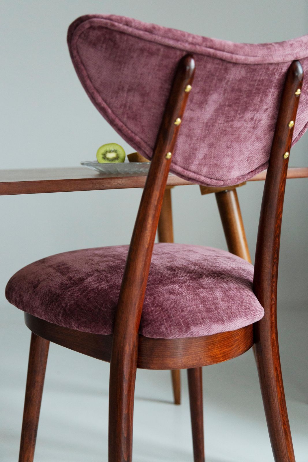Set Van Zes Mid Century Bordeauxroze Fluwelen Hartstoelen, Europa, Jaren 1960 photo 3061.0