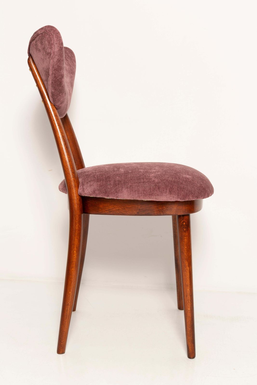 photo furniture Set Van Zes Mid Century Bordeauxroze Fluwelen Hartstoelen, Europa, Jaren 1960