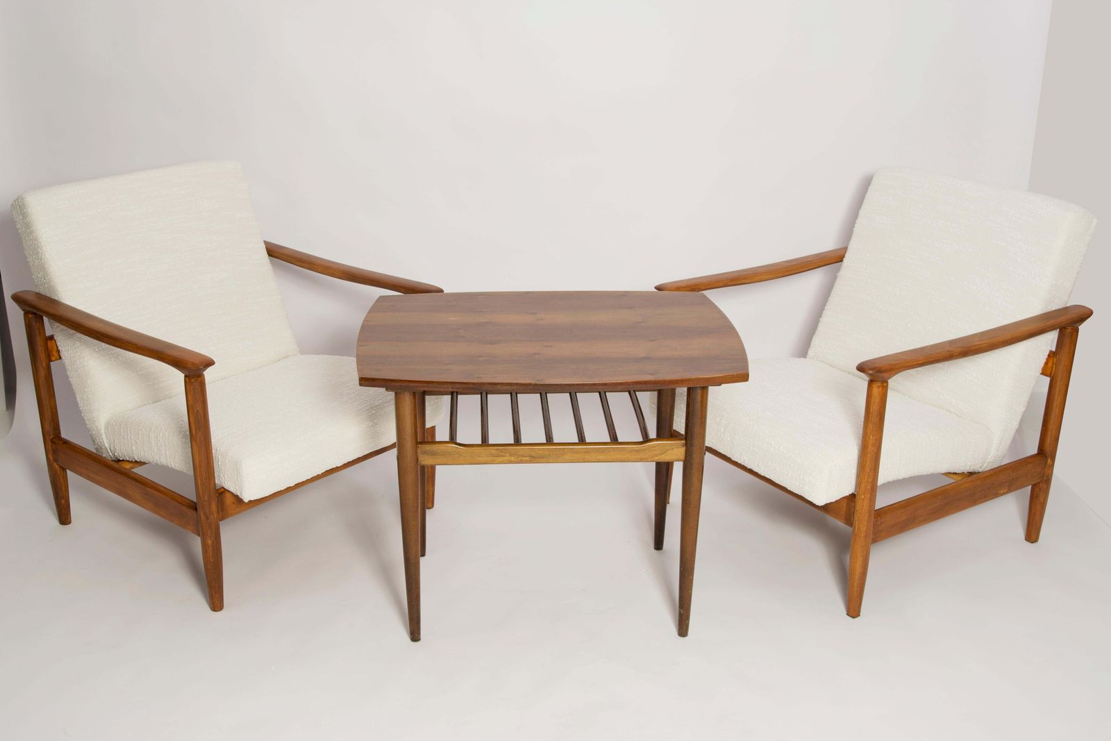 Paar Mid Century Witte Bouclé Fauteuils En Tafel, Edmund Homa, Europa, Jaren 1960 photo furniture