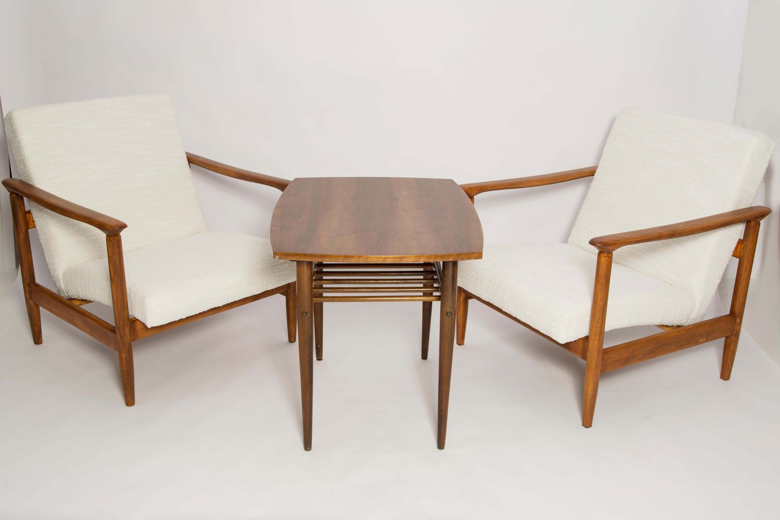 Paar Mid Century Witte Bouclé Fauteuils En Tafel, Edmund Homa, Europa, Jaren 1960 photo Meubels