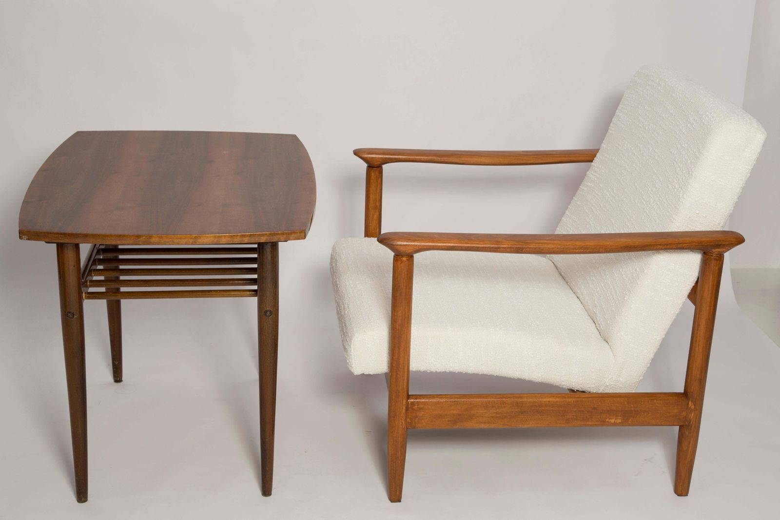 Paar Mid Century Witte Bouclé Fauteuils En Tafel, Edmund Homa, Europa, Jaren 1960 photo 3061.0