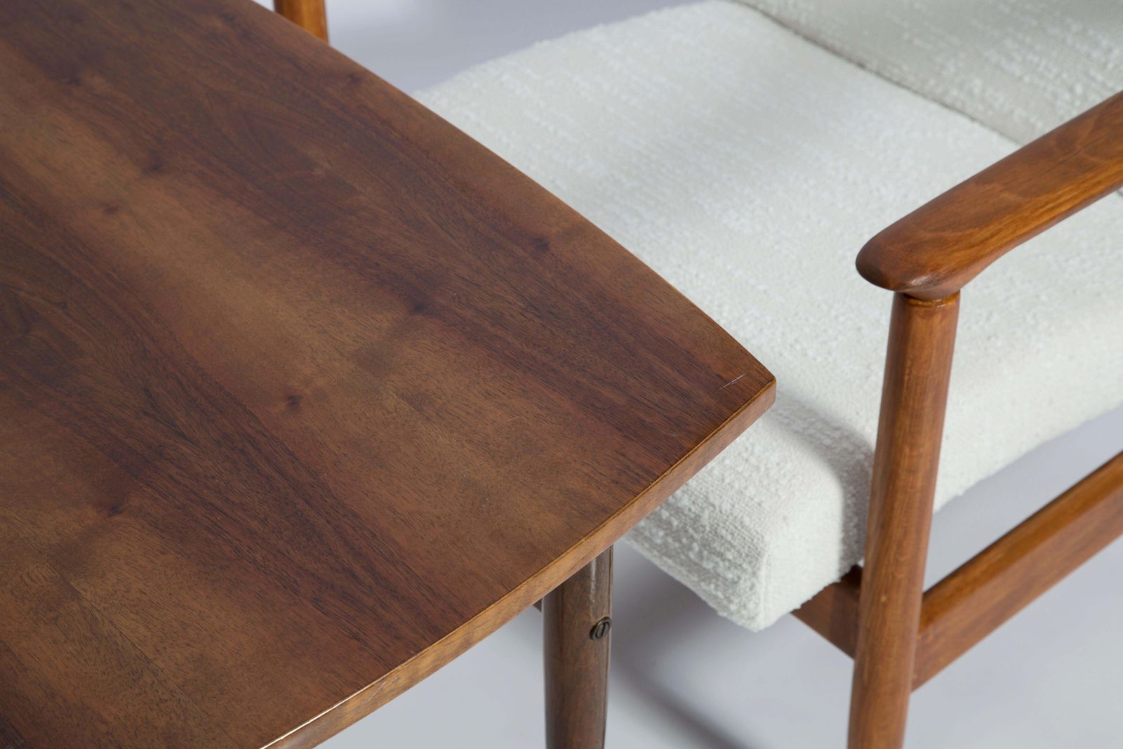 Paar Mid Century Witte Bouclé Fauteuils En Tafel, Edmund Homa, Europa, Jaren 1960 photo buy