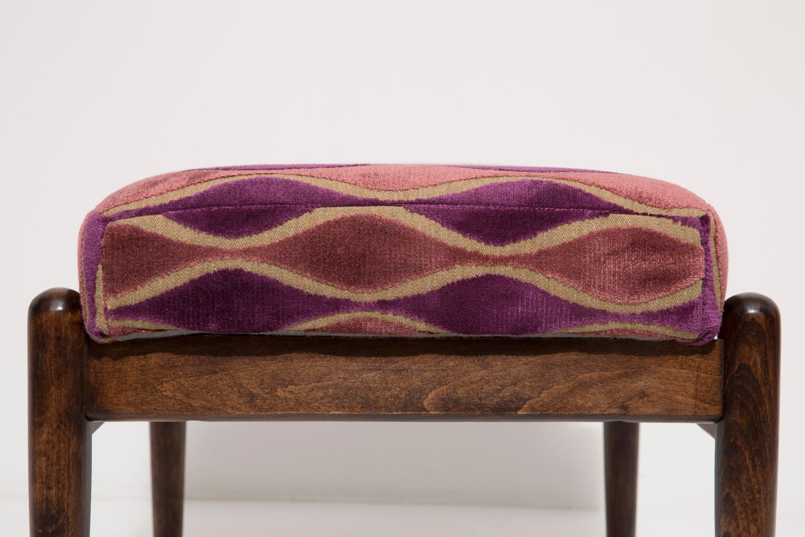 photo vintage Paar Vintage Roze Fluwelen Fauteuils En Krukken, Edmund Homa, Europa, Jaren 1960