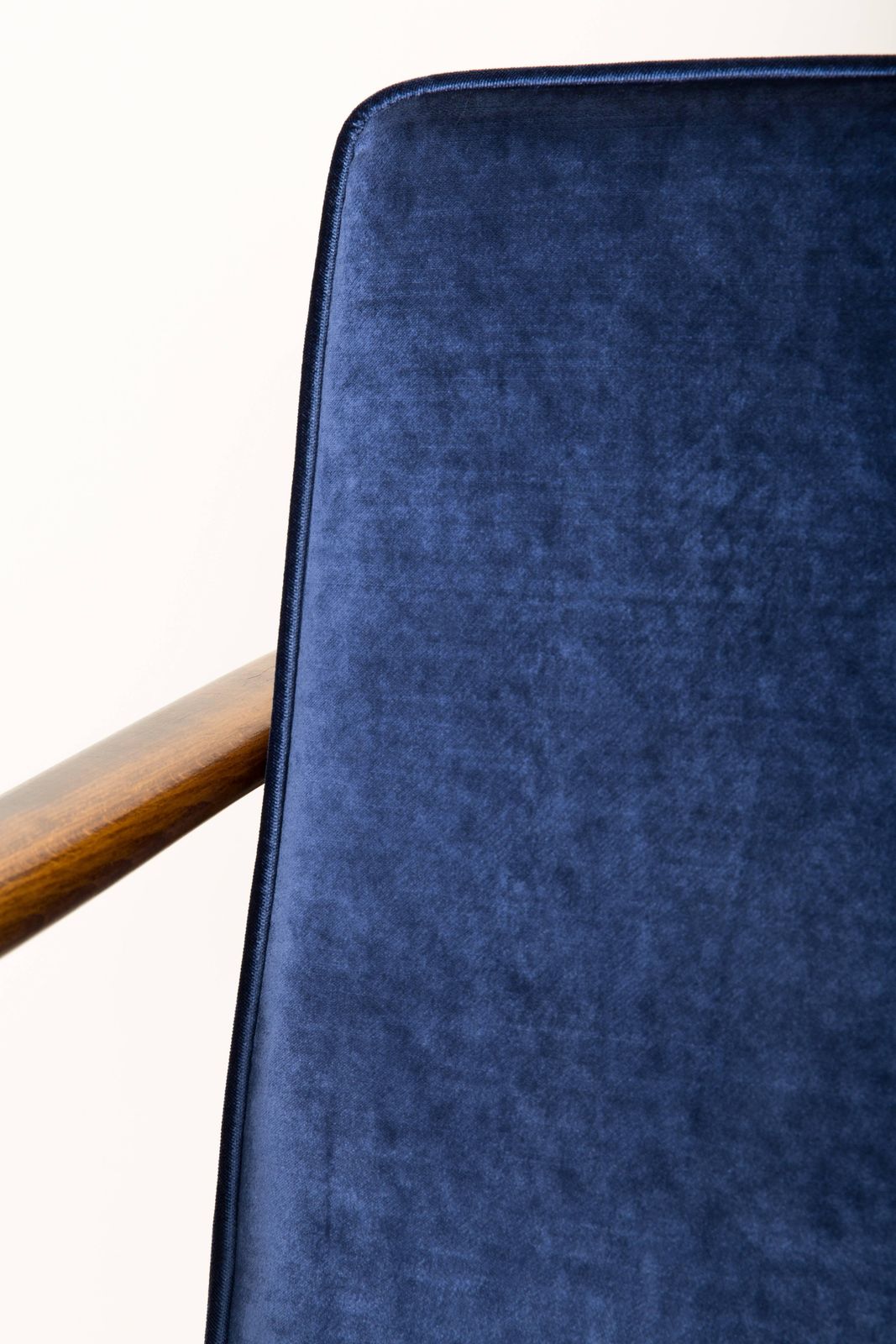 Paar Donkerblauwe Fluwelen Fauteuils, Ontworpen Door Edmund Homa, Jaren 1960 photo vinterior
