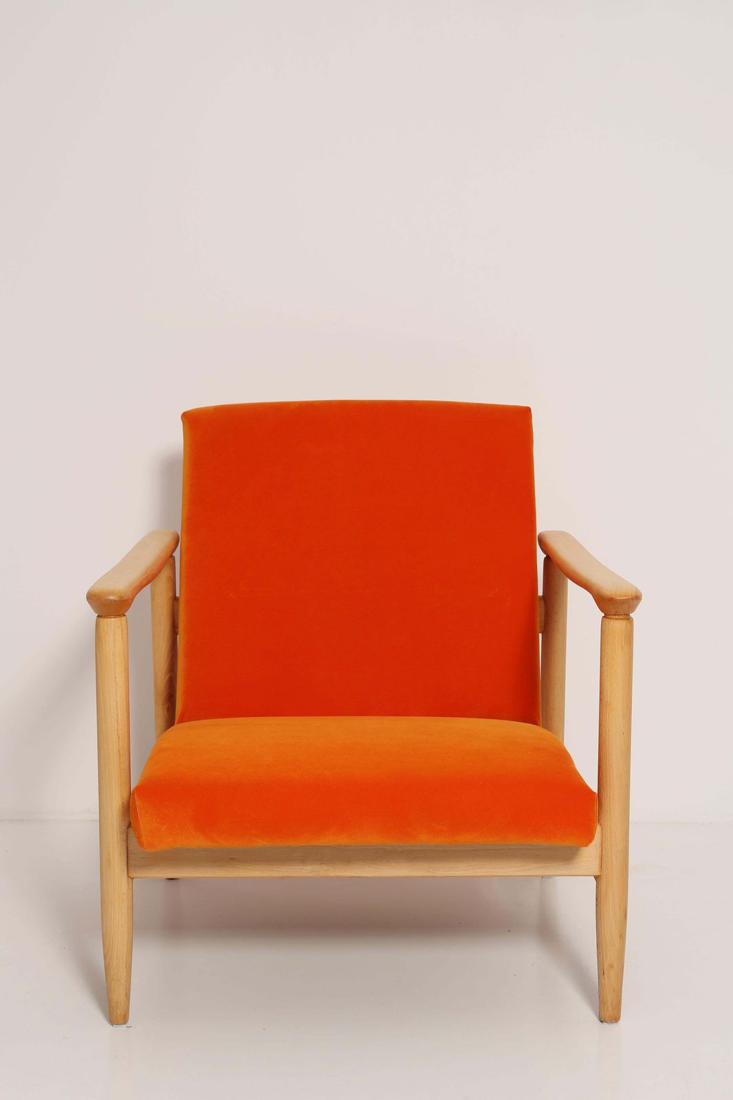 photo for sale Set Mid Century Fauteuils En Krukken In Oranje Velours, Edmund Homa, Europa, Jaren 1960