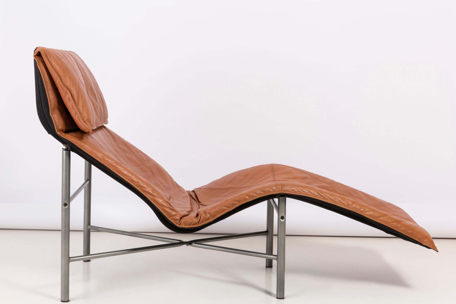Two Midcentury Danish Modern Leather Chaise Lounge Chairs, Tord Björklund, 1980 photo vinterior