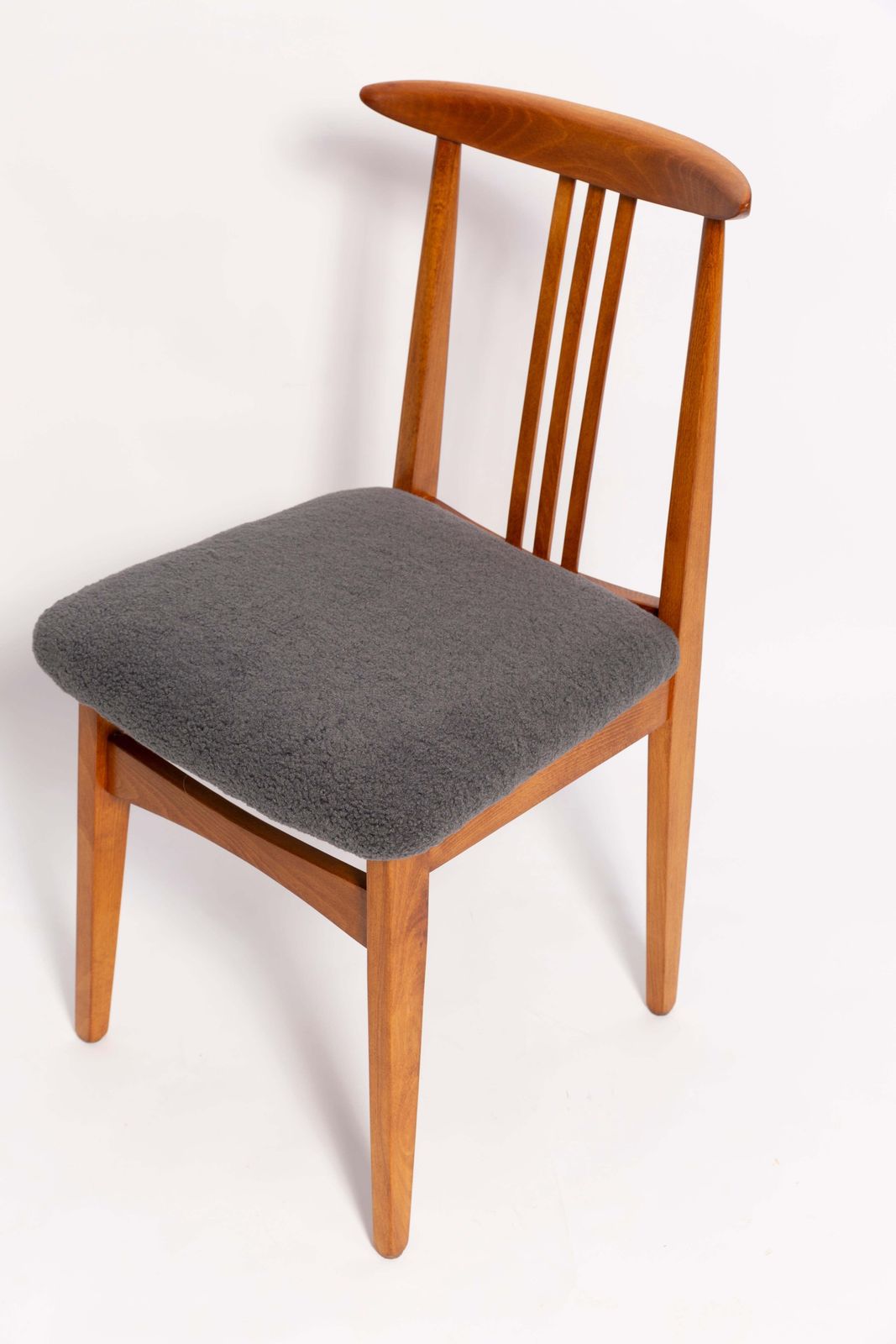 photo furniture Zes Mid Century Stoelen Met Boucléstof In Grafietkleur, Middelhout, M. Zielinski, Europa, 1960